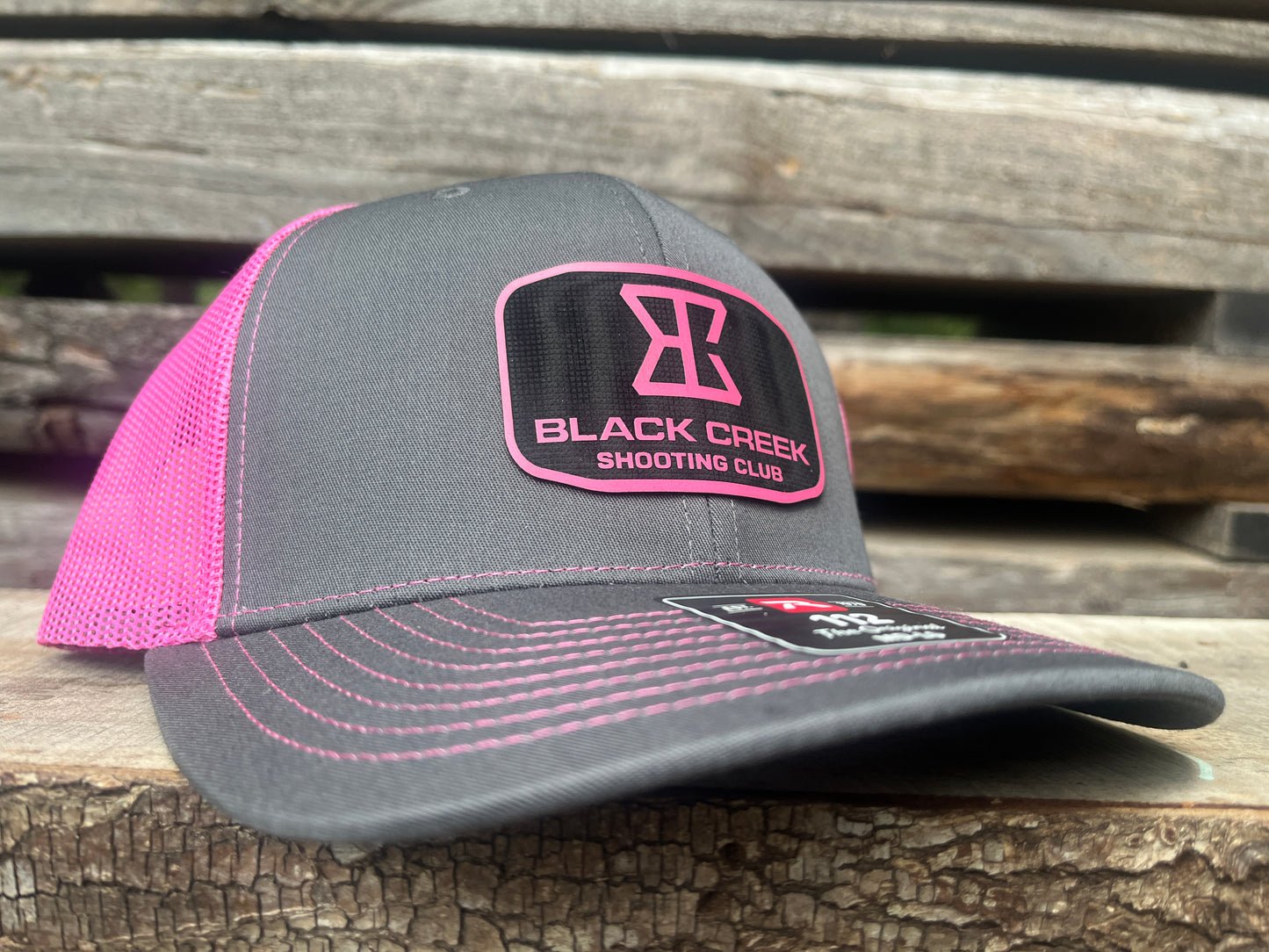 Richardson 112 Charcoal/Neon Pink (primrose patch)